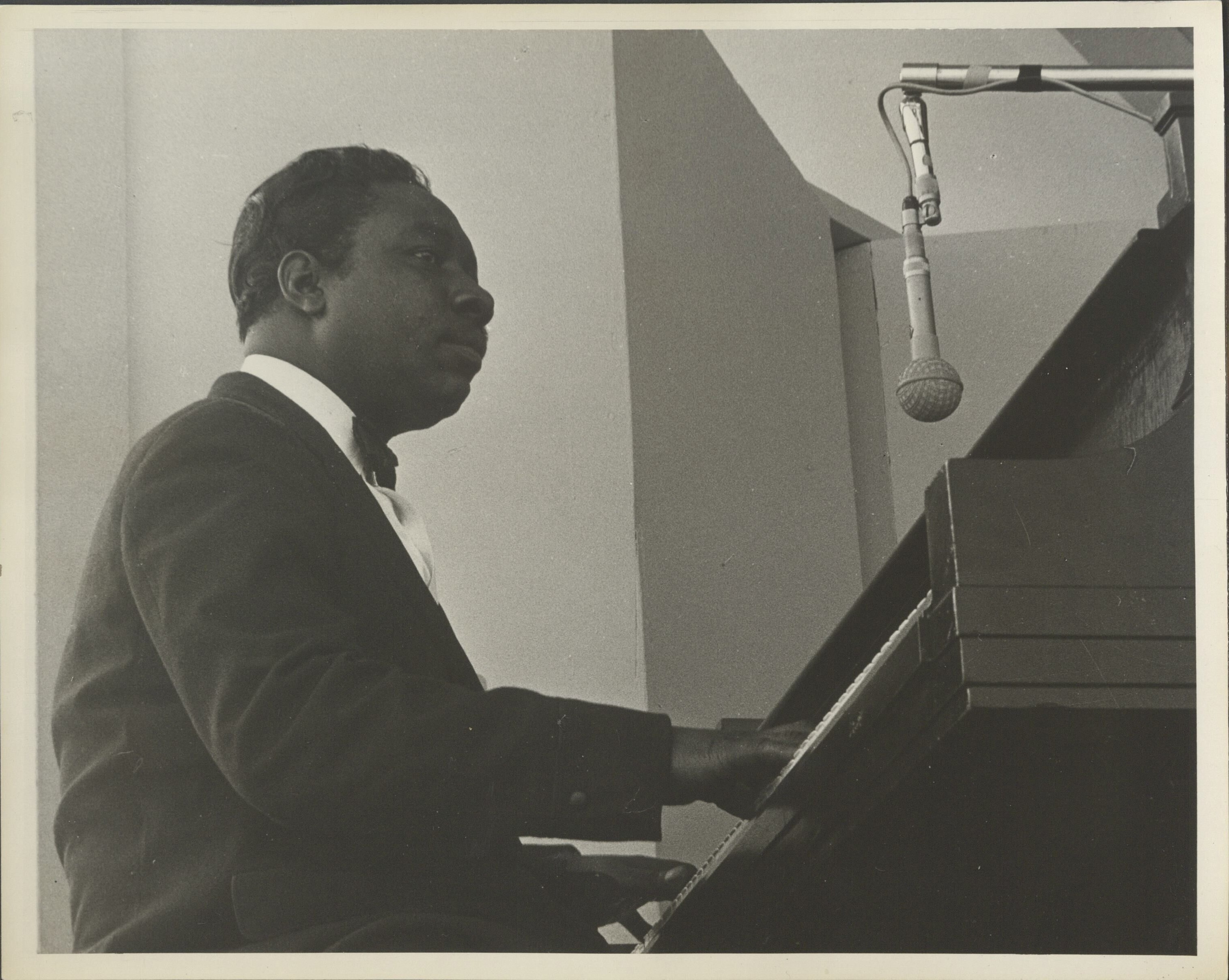 Otis Span playing piano. Credit: The Estate of Victor Kalin.