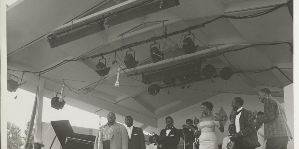 Muddy Waters singing with other musicians at the Newport Jazz Festival. Credit: The Estate of Victor Kalin.